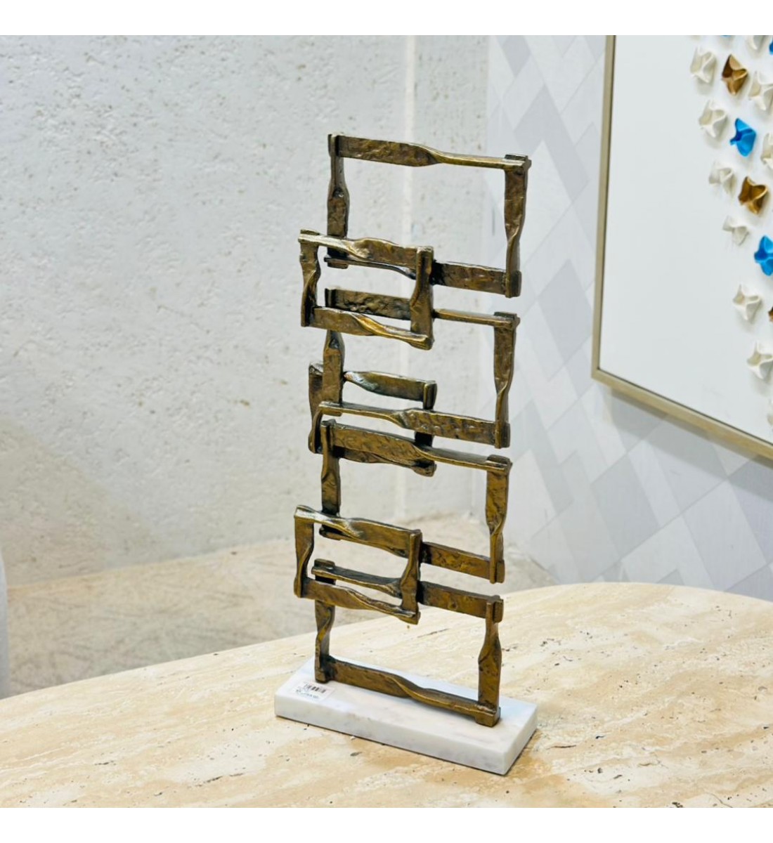 قطعة ديكورية فنية بتصميم نحتي عصري، مصنوعة بلون برونزي أنتيك بملمس خشن أنيق يعكس الطابع الفني الحديث56×10×14سم قطعة ديكورية فنية بتصميم نحتي عصري، مصنوعة بلون برونزي أنتيك بملمس خشن أنيق يعكس الطابع الفني الحديث56×10×14سم