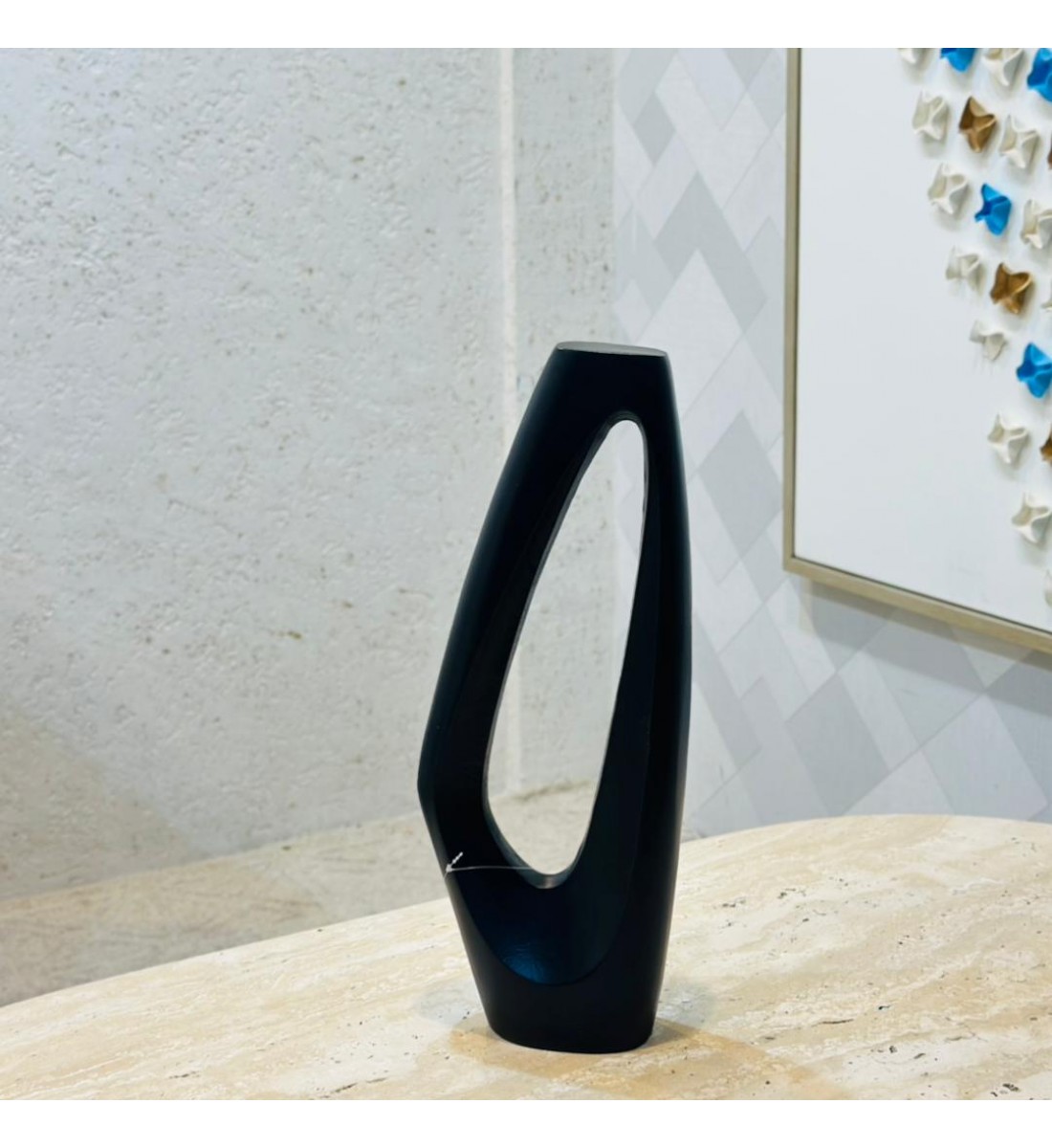 قطعة ديكورية عصرية بتصميم هندسي أنيق، مصنوعة باللون الأسود المطفي لتعكس البساطة والفخامة في آنٍ واحد46×17×6سم قطعة ديكورية عصرية بتصميم هندسي أنيق، مصنوعة باللون الأسود المطفي لتعكس البساطة والفخامة في آنٍ واحد46×17×6سم