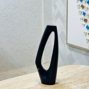 قطعة ديكورية عصرية بتصميم هندسي أنيق، مصنوعة باللون الأسود المطفي لتعكس البساطة والفخامة في آنٍ واحد46×17×6سم 