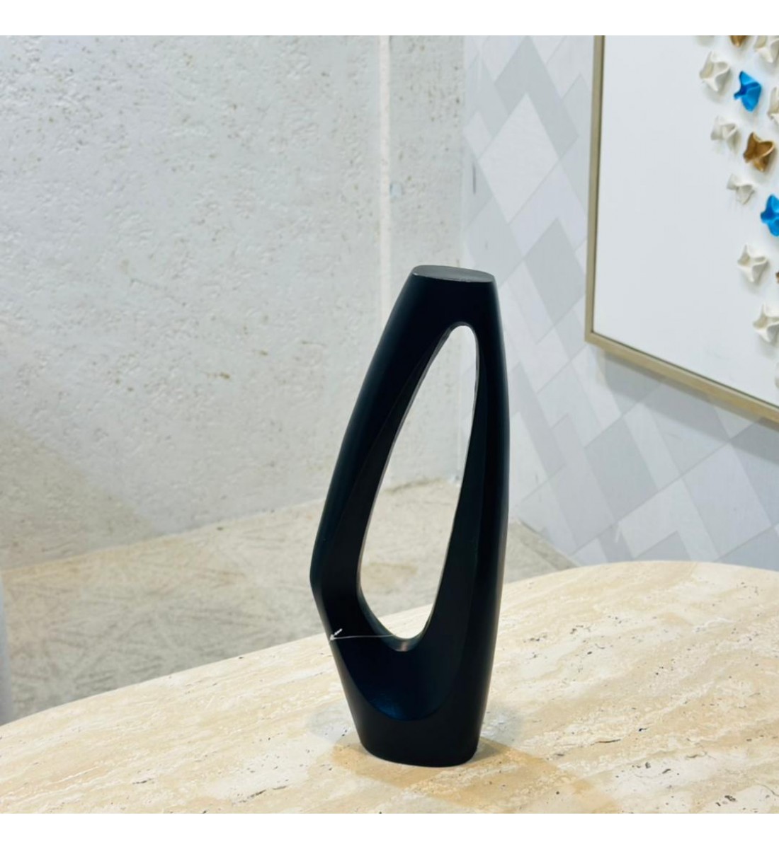 قطعة ديكورية عصرية بتصميم هندسي أنيق، مصنوعة باللون الأسود المطفي لتعكس البساطة والفخامة في آنٍ واحد46×17×6سم قطعة ديكورية عصرية بتصميم هندسي أنيق، مصنوعة باللون الأسود المطفي لتعكس البساطة والفخامة في آنٍ واحد46×17×6سم