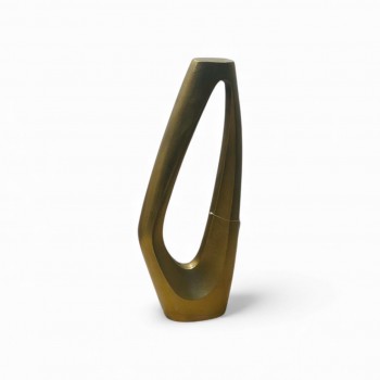 قطعة ديكورية عصرية بتصميم هندسي أنيق، مصنوعة باللون برونزي المطفي لتعكس البساطة والفخامة في آنٍ واحد46×17×6سم 