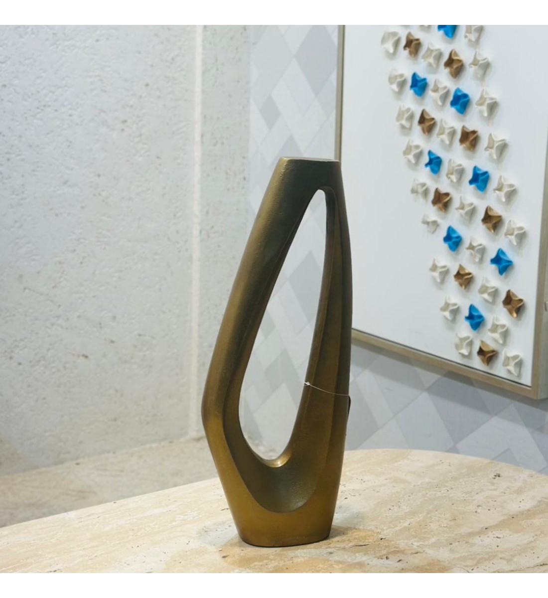 قطعة ديكورية عصرية بتصميم هندسي أنيق، مصنوعة باللون برونزي المطفي لتعكس البساطة والفخامة في آنٍ واحد46×17×6سم قطعة ديكورية عصرية بتصميم هندسي أنيق، مصنوعة باللون برونزي المطفي لتعكس البساطة والفخامة في آنٍ واحد46×17×6سم