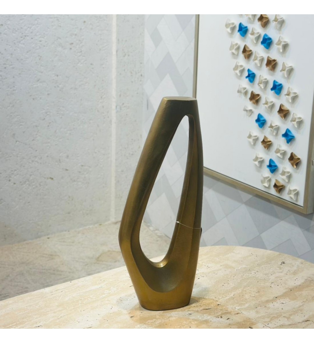 قطعة ديكورية عصرية بتصميم هندسي أنيق، مصنوعة باللون برونزي المطفي لتعكس البساطة والفخامة في آنٍ واحد46×17×6سم قطعة ديكورية عصرية بتصميم هندسي أنيق، مصنوعة باللون برونزي المطفي لتعكس البساطة والفخامة في آنٍ واحد46×17×6سم