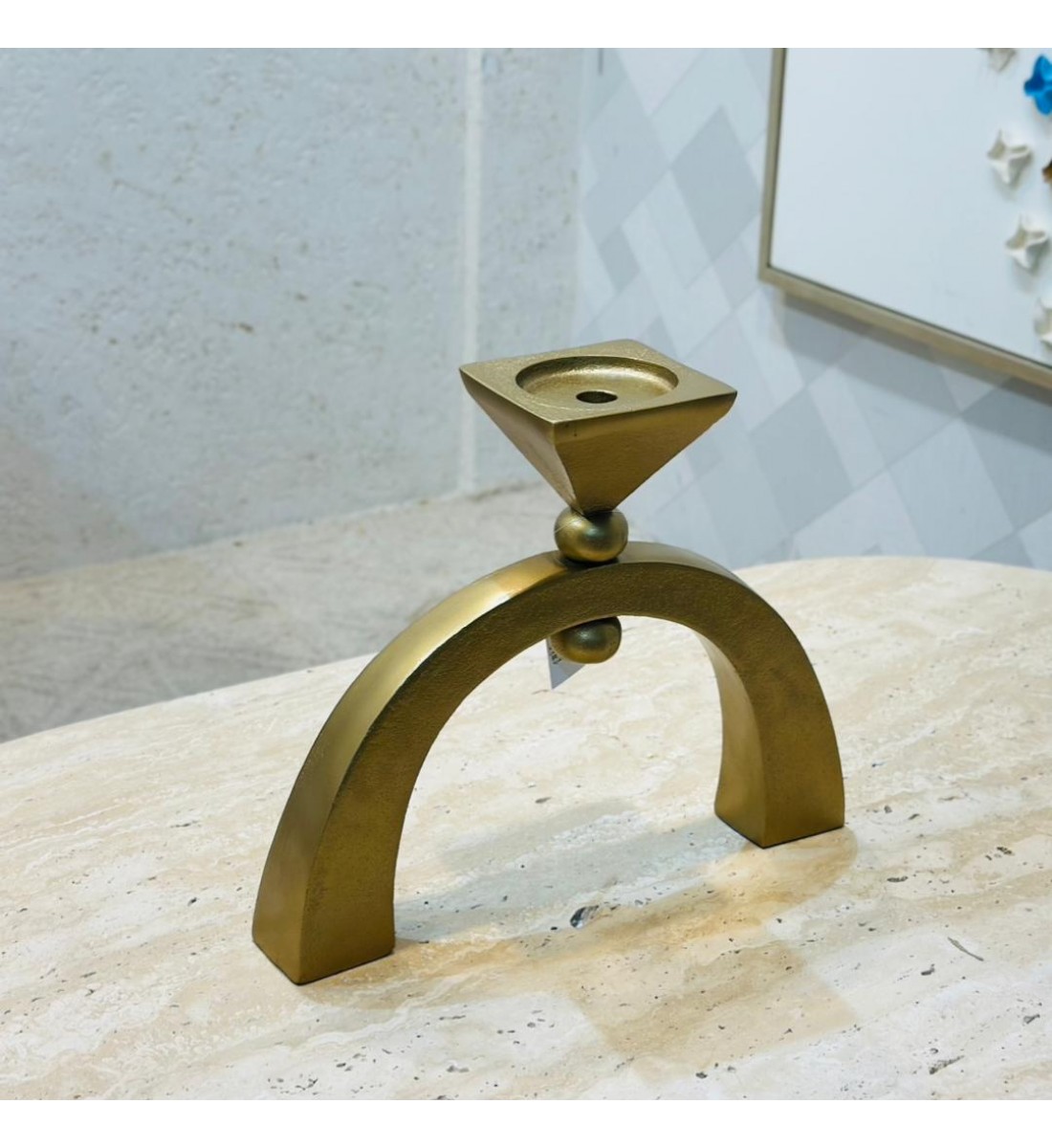 قطعة ديكورية عصرية بتصميم هندسي أنيق، مصنوعة باللون برونزي المطفي لتعكس البساطة والفخامة في آنٍ واحد33×38×5سم 