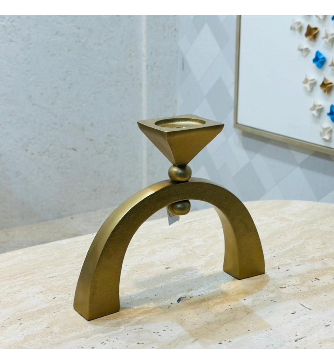 قطعة ديكورية عصرية بتصميم هندسي أنيق، مصنوعة باللون برونزي المطفي لتعكس البساطة والفخامة في آنٍ واحد33×38×5سم 