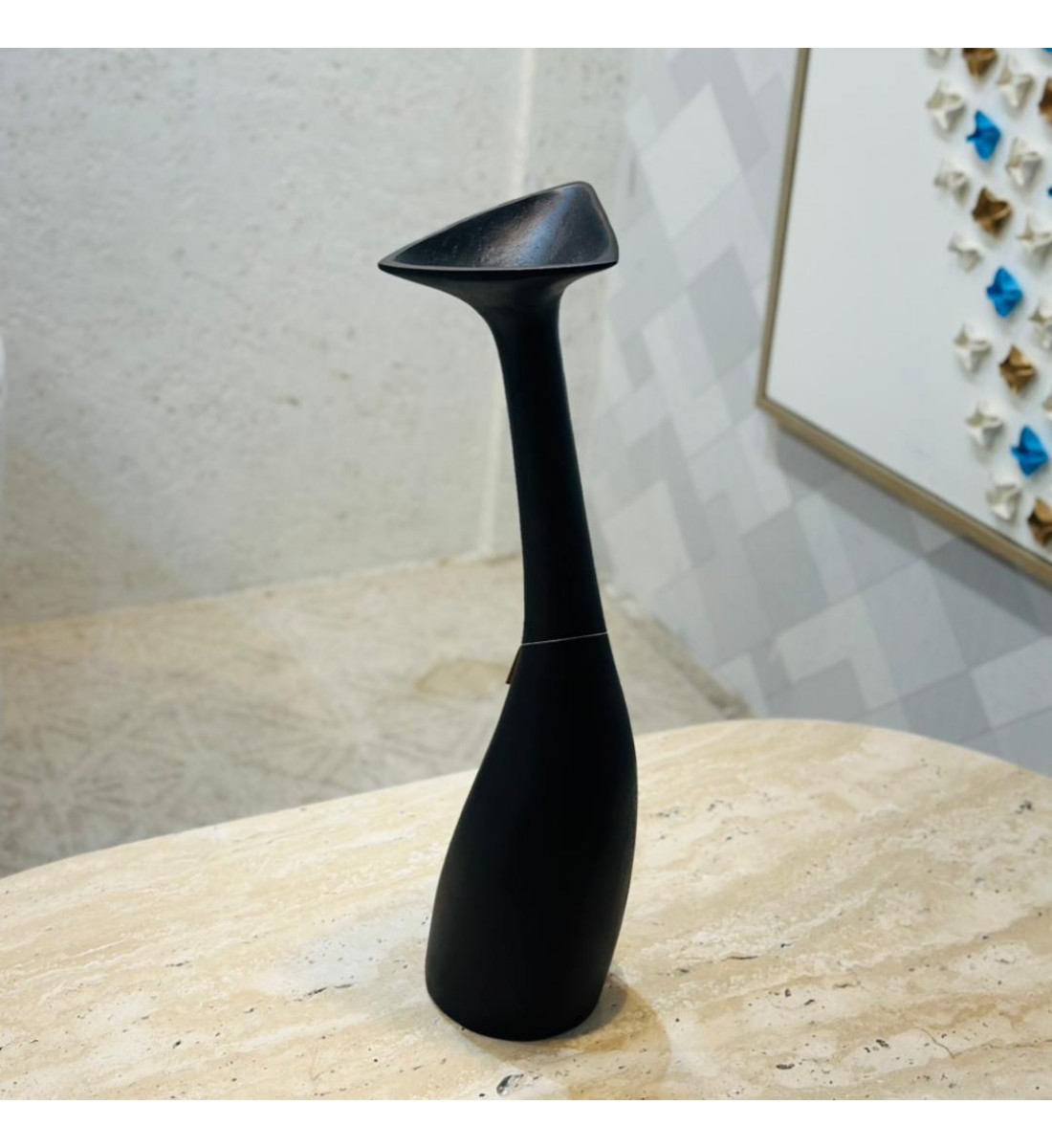 قطعة ديكورية أنيقة بتصميم عصري انسيابي، مصنوعة باللون الأسود المطفي 46×15×15سم 