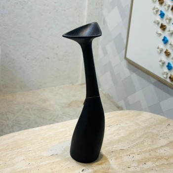 قطعة ديكورية أنيقة بتصميم عصري انسيابي، مصنوعة باللون الأسود المطفي 46×15×15سم قطعة ديكورية أنيقة بتصميم عصري انسيابي، مصنوعة باللون الأسود المطفي 46×15×15سم