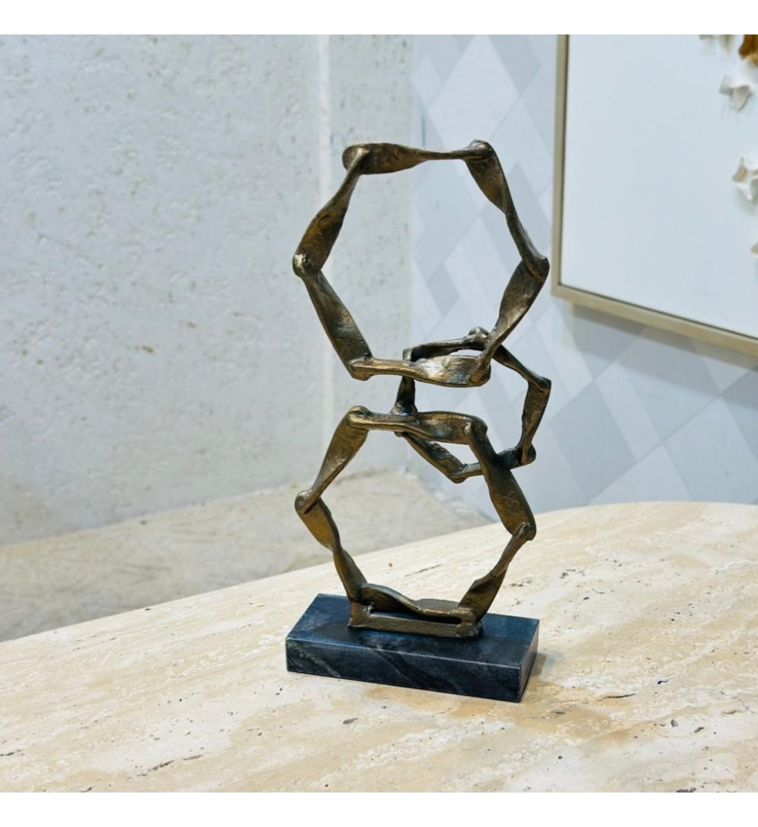 قطعة ديكورية فنية بتصميم نحتي عصري، مصنوعة بلون برونزي أنتيك بملمس خشن أنيق يعكس الطابع الفني الحديث40×18×8سم قطعة ديكورية فنية بتصميم نحتي عصري، مصنوعة بلون برونزي أنتيك بملمس خشن أنيق يعكس الطابع الفني الحديث40×18×8سم