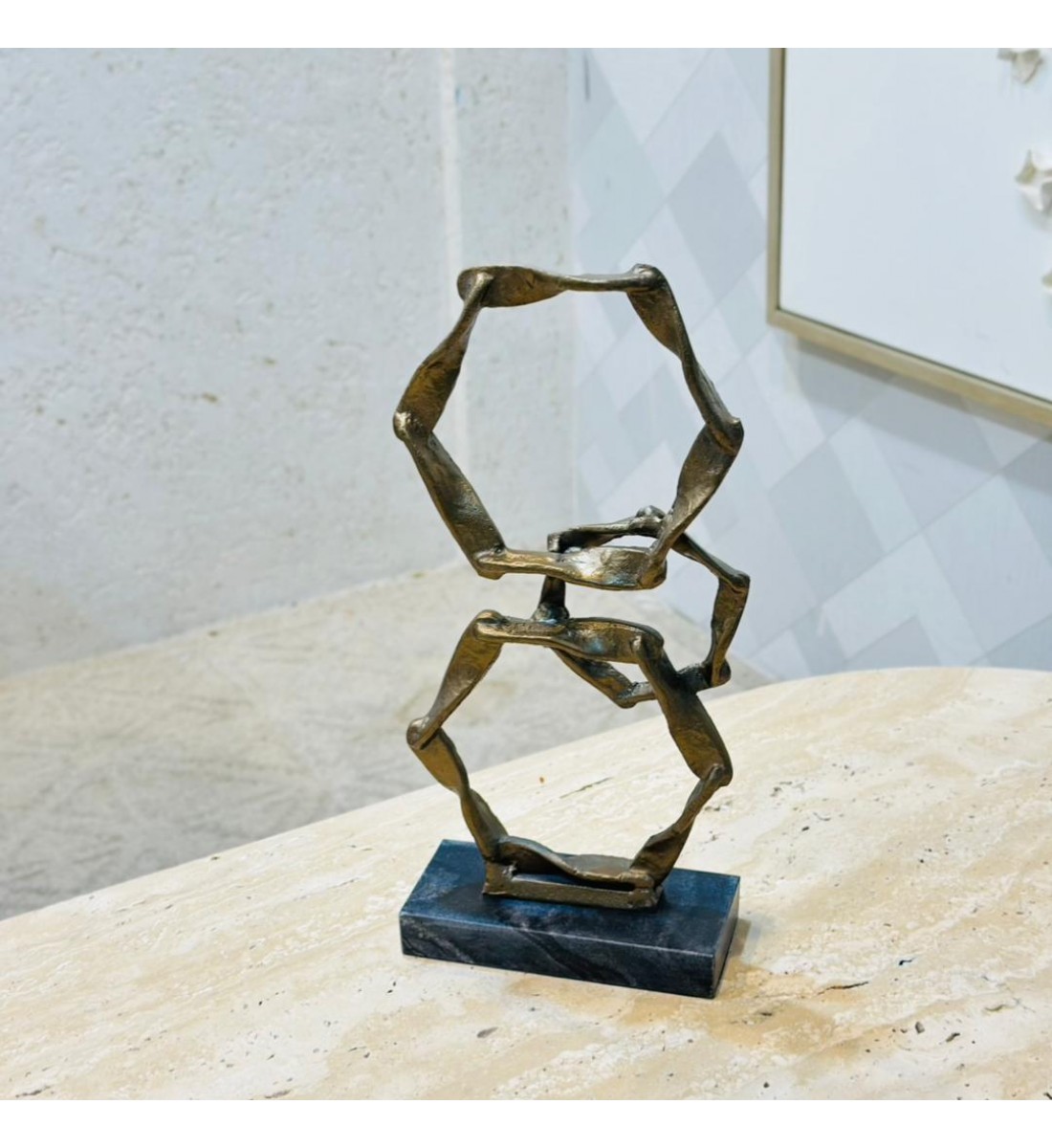 قطعة ديكورية فنية بتصميم نحتي عصري، مصنوعة بلون برونزي أنتيك بملمس خشن أنيق يعكس الطابع الفني الحديث40×18×8سم قطعة ديكورية فنية بتصميم نحتي عصري، مصنوعة بلون برونزي أنتيك بملمس خشن أنيق يعكس الطابع الفني الحديث40×18×8سم