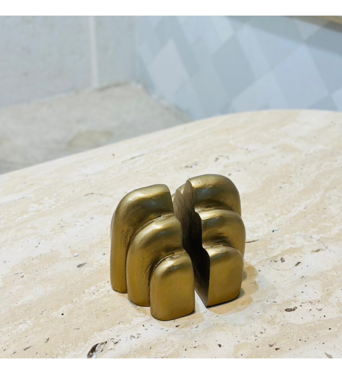 قطعة ديكورية فنية بتصميم نحتي عصري، مصنوعة بلون برونزي أنتيك بملمس خشن أنيق يعكس الطابع الفني الحديث40×18×8سم قطعة ديكورية فنية بتصميم نحتي عصري، مصنوعة بلون برونزي أنتيك بملمس خشن أنيق يعكس الطابع الفني الحديث40×18×8سم