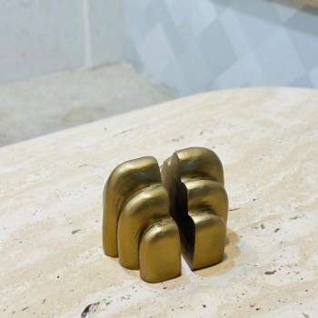 قطعة ديكورية فنية بتصميم نحتي عصري، مصنوعة بلون برونزي أنتيك بملمس خشن أنيق يعكس الطابع الفني الحديث40×18×8سم قطعة ديكورية فنية بتصميم نحتي عصري، مصنوعة بلون برونزي أنتيك بملمس خشن أنيق يعكس الطابع الفني الحديث40×18×8سم