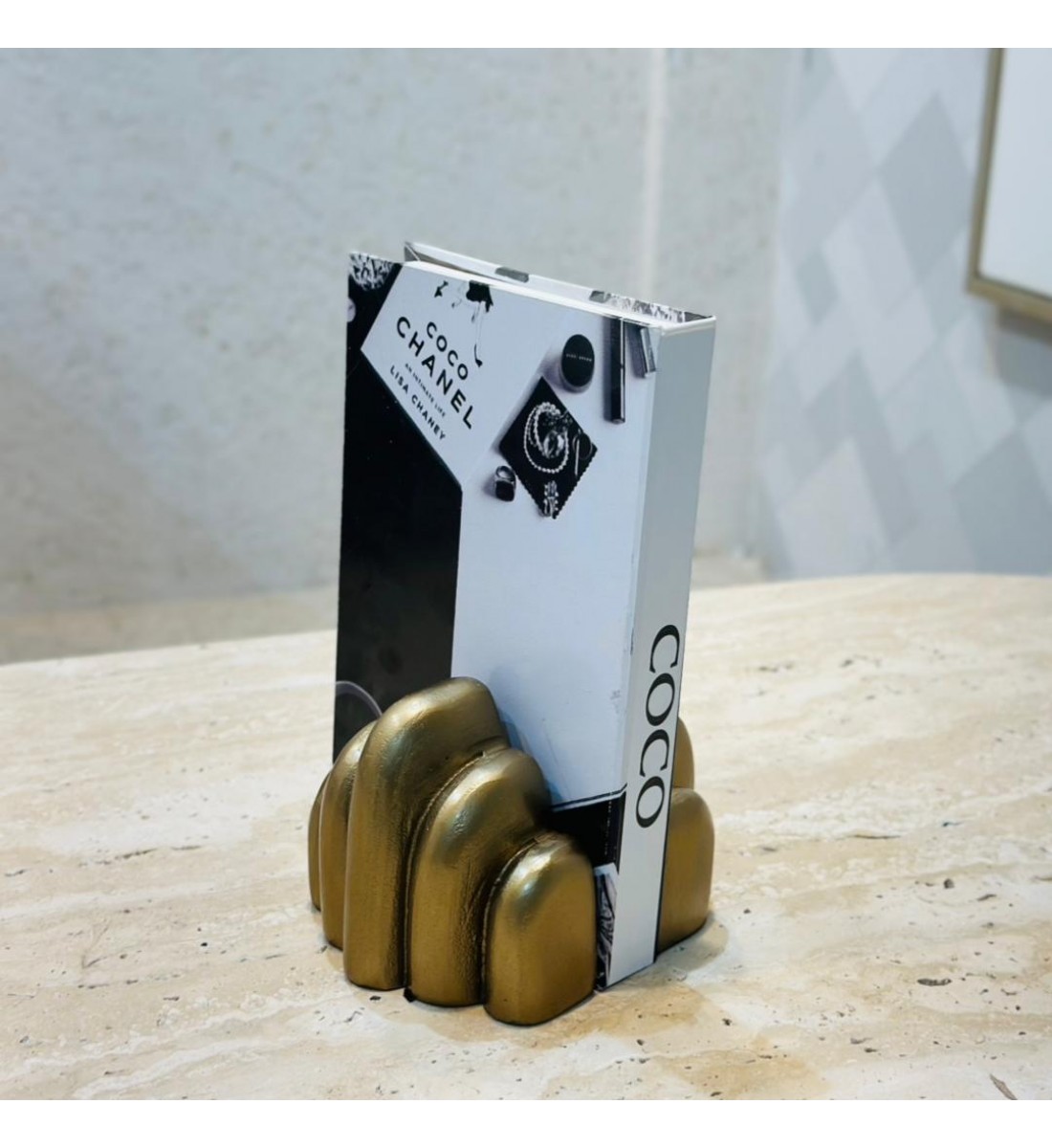 قطعة ديكورية فنية بتصميم نحتي عصري، مصنوعة بلون برونزي أنتيك بملمس خشن أنيق يعكس الطابع الفني الحديث40×18×8سم قطعة ديكورية فنية بتصميم نحتي عصري، مصنوعة بلون برونزي أنتيك بملمس خشن أنيق يعكس الطابع الفني الحديث40×18×8سم