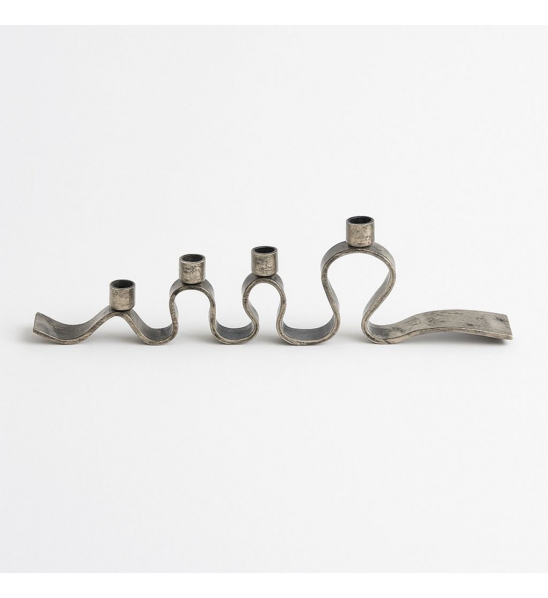 شمعدان ديكوري معدني بتصميم فني عصري، مصنوع من المعدن بلون فضي معتّق يمنحه طابعًا أنيقًا ولمسة كلاسيكية راقية شمعدان ديكوري معدني بتصميم فني عصري، مصنوع من المعدن بلون فضي معتّق يمنحه طابعًا أنيقًا ولمسة كلاسيكية راقية