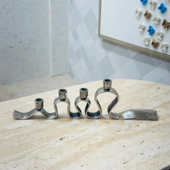 شمعدان ديكوري معدني بتصميم فني عصري، مصنوع من المعدن بلون فضي معتّق يمنحه طابعًا أنيقًا ولمسة كلاسيكية راقية شمعدان ديكوري معدني بتصميم فني عصري، مصنوع من المعدن بلون فضي معتّق يمنحه طابعًا أنيقًا ولمسة كلاسيكية راقية