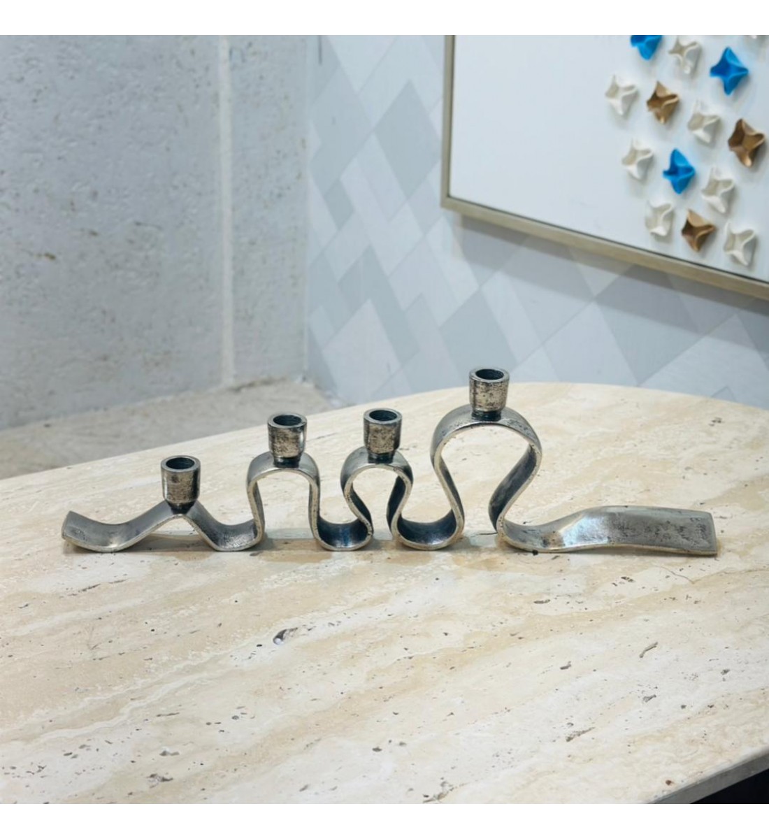 شمعدان ديكوري معدني بتصميم فني عصري، مصنوع من المعدن بلون فضي معتّق يمنحه طابعًا أنيقًا ولمسة كلاسيكية راقية شمعدان ديكوري معدني بتصميم فني عصري، مصنوع من المعدن بلون فضي معتّق يمنحه طابعًا أنيقًا ولمسة كلاسيكية راقية