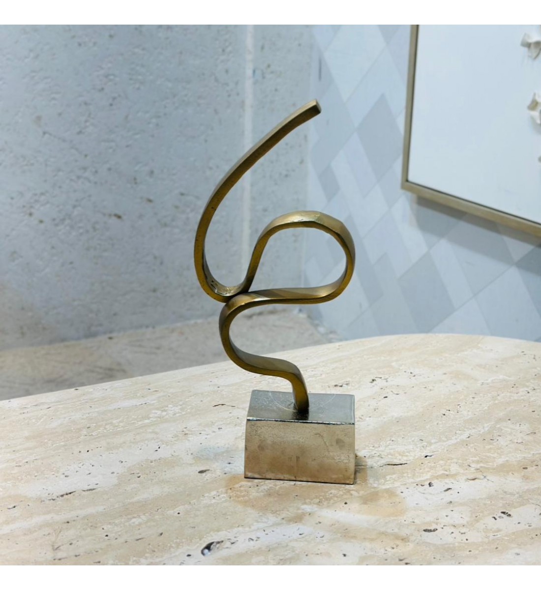 قطعة ديكور معدنية بتصميم فني مجرد ولمسة عصرية أنيقة، مصنوعة من معدن بلون ذهبي دافئ مع قاعدة مربعة38×7×10سم قطعة ديكور معدنية بتصميم فني مجرد ولمسة عصرية أنيقة، مصنوعة من معدن بلون ذهبي دافئ مع قاعدة مربعة38×7×10سم
