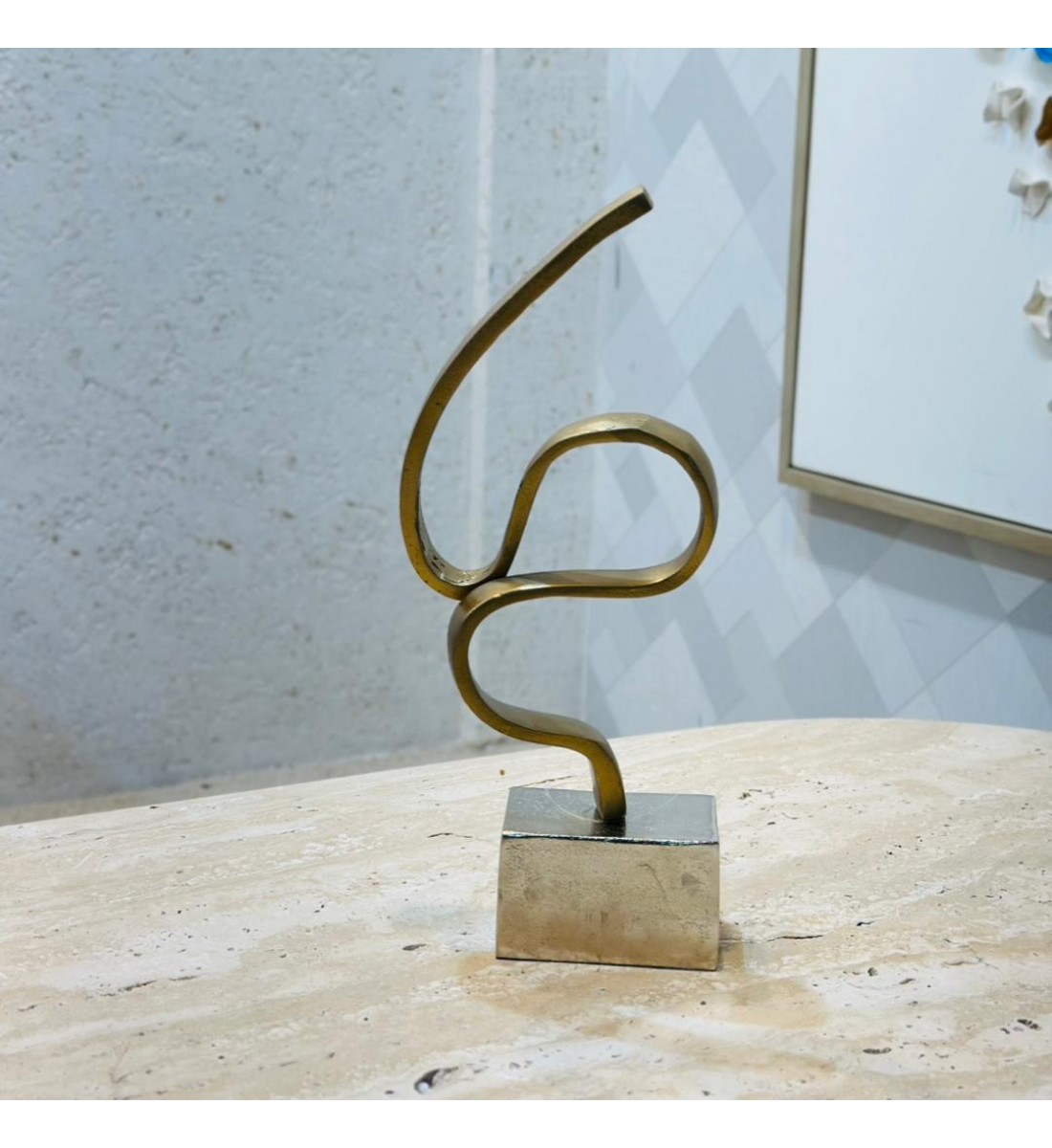قطعة ديكور معدنية بتصميم فني مجرد ولمسة عصرية أنيقة، مصنوعة من معدن بلون ذهبي دافئ مع قاعدة مربعة38×7×10سم قطعة ديكور معدنية بتصميم فني مجرد ولمسة عصرية أنيقة، مصنوعة من معدن بلون ذهبي دافئ مع قاعدة مربعة38×7×10سم