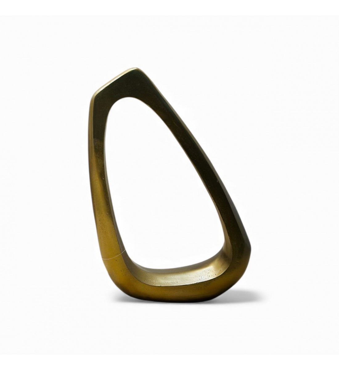 قطعة ديكور معدنية بتصميم هندسي عصري ولمسة فنية أنيقة، مصنوعة من معدن بلون ذهبي معتّق يمنحها فخامة ودفئًا بصريًا.48×30×8سم قطعة ديكور معدنية بتصميم هندسي عصري ولمسة فنية أنيقة، مصنوعة من معدن بلون ذهبي معتّق يمنحها فخامة ودفئًا بصريًا.48×30×8سم