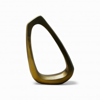 قطعة ديكور معدنية بتصميم هندسي عصري ولمسة فنية أنيقة، مصنوعة من معدن بلون ذهبي معتّق يمنحها فخامة ودفئًا بصريًا.48×30×8سم 