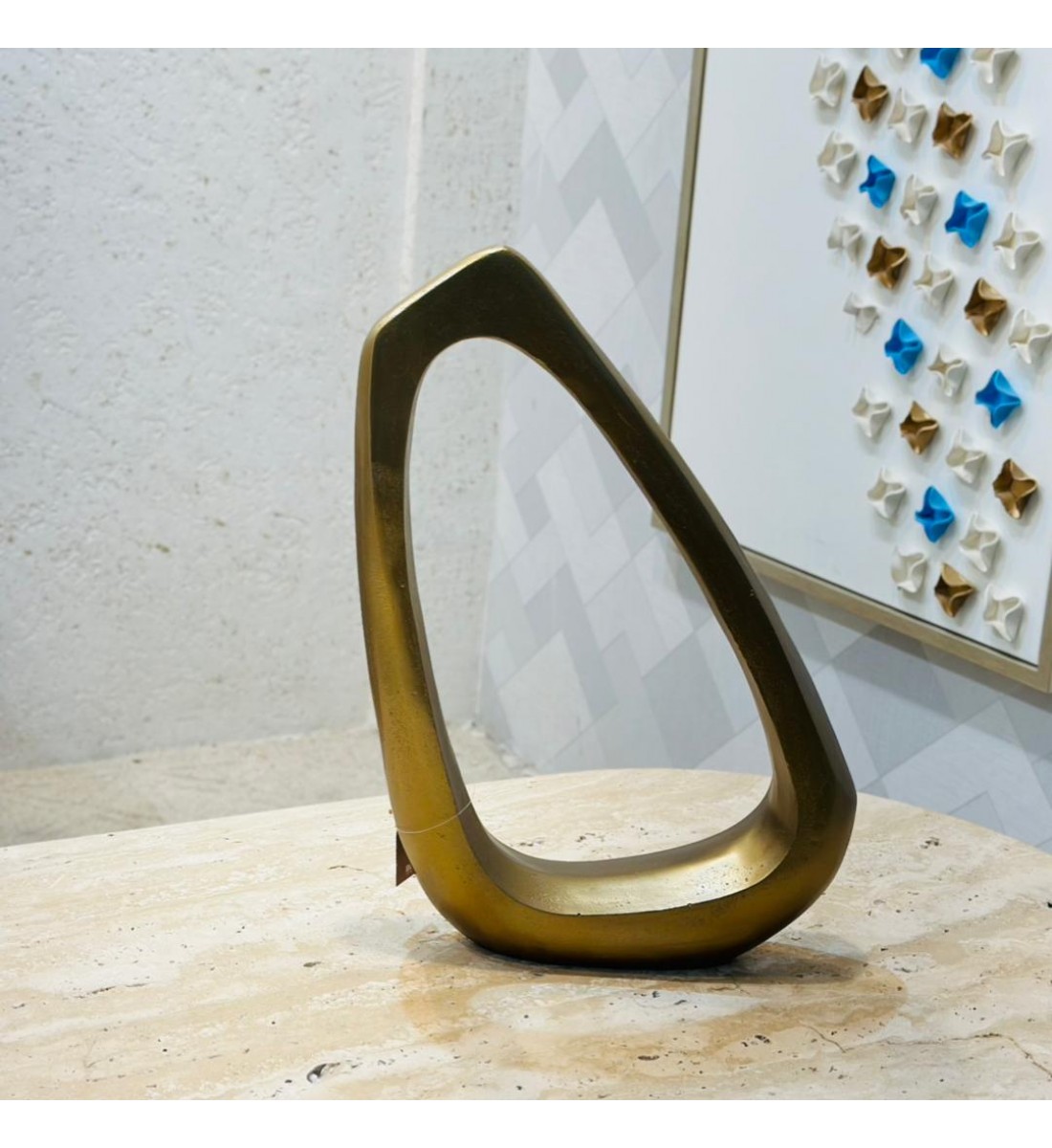 قطعة ديكور معدنية بتصميم هندسي عصري ولمسة فنية أنيقة، مصنوعة من معدن بلون ذهبي معتّق يمنحها فخامة ودفئًا بصريًا.48×30×8سم قطعة ديكور معدنية بتصميم هندسي عصري ولمسة فنية أنيقة، مصنوعة من معدن بلون ذهبي معتّق يمنحها فخامة ودفئًا بصريًا.48×30×8سم