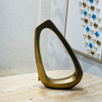 قطعة ديكور معدنية بتصميم هندسي عصري ولمسة فنية أنيقة، مصنوعة من معدن بلون ذهبي معتّق يمنحها فخامة ودفئًا بصريًا.48×30×8سم قطعة ديكور معدنية بتصميم هندسي عصري ولمسة فنية أنيقة، مصنوعة من معدن بلون ذهبي معتّق يمنحها فخامة ودفئًا بصريًا.48×30×8سم