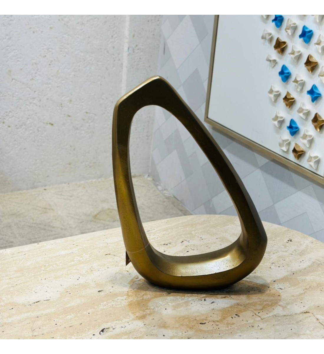 قطعة ديكور معدنية بتصميم هندسي عصري ولمسة فنية أنيقة، مصنوعة من معدن بلون ذهبي معتّق يمنحها فخامة ودفئًا بصريًا.48×30×8سم قطعة ديكور معدنية بتصميم هندسي عصري ولمسة فنية أنيقة، مصنوعة من معدن بلون ذهبي معتّق يمنحها فخامة ودفئًا بصريًا.48×30×8سم