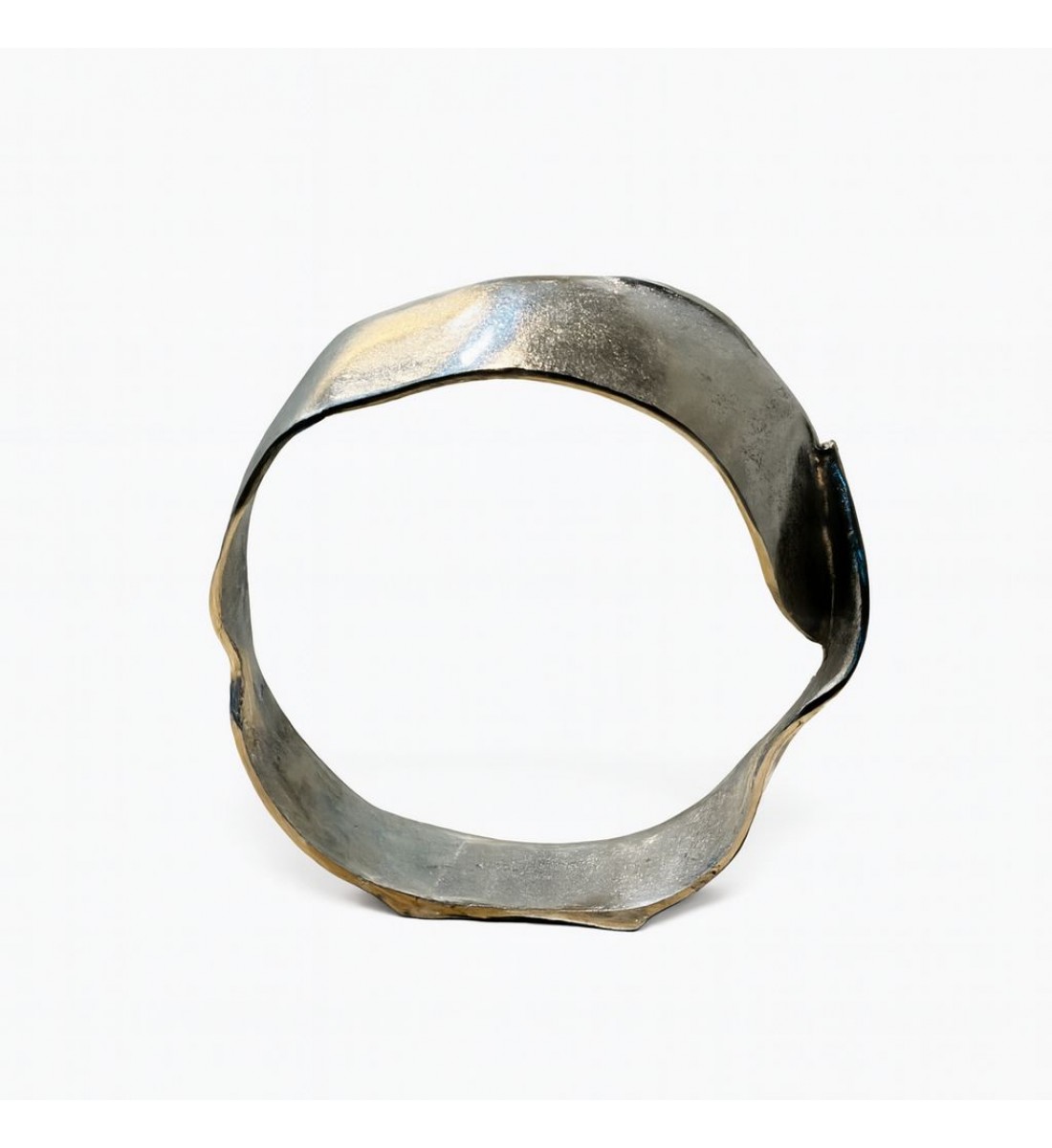 قطعة ديكور معدنية بتصميم فني معاصر، تأتي بشكل دائري غير منتظم يعكس الطابع التجريدي الحديث. مصنوعة من معدن مطفي 33×33×7سم قطعة ديكور معدنية بتصميم فني معاصر، تأتي بشكل دائري غير منتظم يعكس الطابع التجريدي الحديث. مصنوعة من معدن مطفي 33×33×7سم