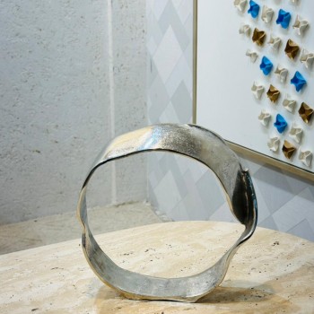 قطعة ديكور معدنية بتصميم فني معاصر، تأتي بشكل دائري غير منتظم يعكس الطابع التجريدي الحديث. مصنوعة من معدن مطفي 33×33×7سم قطعة ديكور معدنية بتصميم فني معاصر، تأتي بشكل دائري غير منتظم يعكس الطابع التجريدي الحديث. مصنوعة من معدن مطفي 33×33×7سم