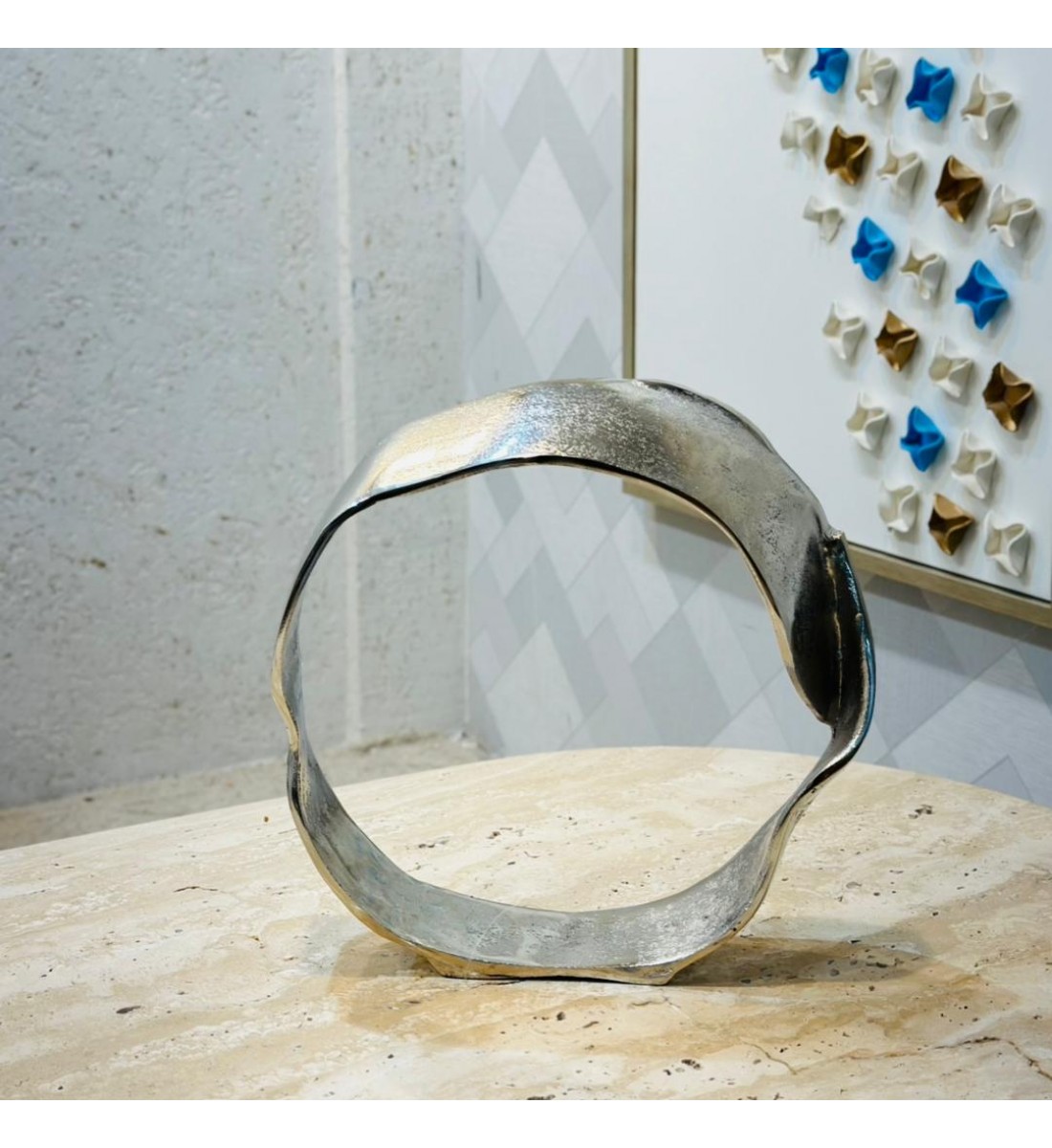 قطعة ديكور معدنية بتصميم فني معاصر، تأتي بشكل دائري غير منتظم يعكس الطابع التجريدي الحديث. مصنوعة من معدن مطفي 33×33×7سم قطعة ديكور معدنية بتصميم فني معاصر، تأتي بشكل دائري غير منتظم يعكس الطابع التجريدي الحديث. مصنوعة من معدن مطفي 33×33×7سم