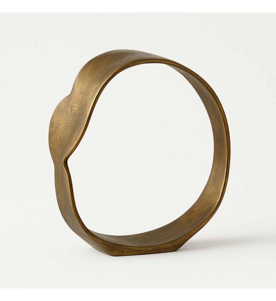 قطعة ديكور معدنية بتصميم دائري غير منتظم ولمسة فنية عصرية، مصنوعة من معدن بلون ذهبي معتّق يميل للبرونزي 23×23×6سم قطعة ديكور معدنية بتصميم دائري غير منتظم ولمسة فنية عصرية، مصنوعة من معدن بلون ذهبي معتّق يميل للبرونزي 23×23×6سم