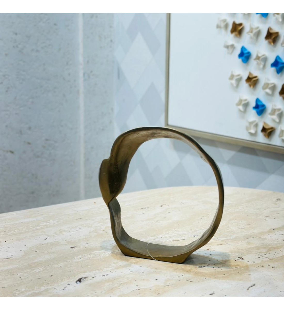 قطعة ديكور معدنية بتصميم دائري غير منتظم ولمسة فنية عصرية، مصنوعة من معدن بلون ذهبي معتّق يميل للبرونزي 23×23×6سم قطعة ديكور معدنية بتصميم دائري غير منتظم ولمسة فنية عصرية، مصنوعة من معدن بلون ذهبي معتّق يميل للبرونزي 23×23×6سم