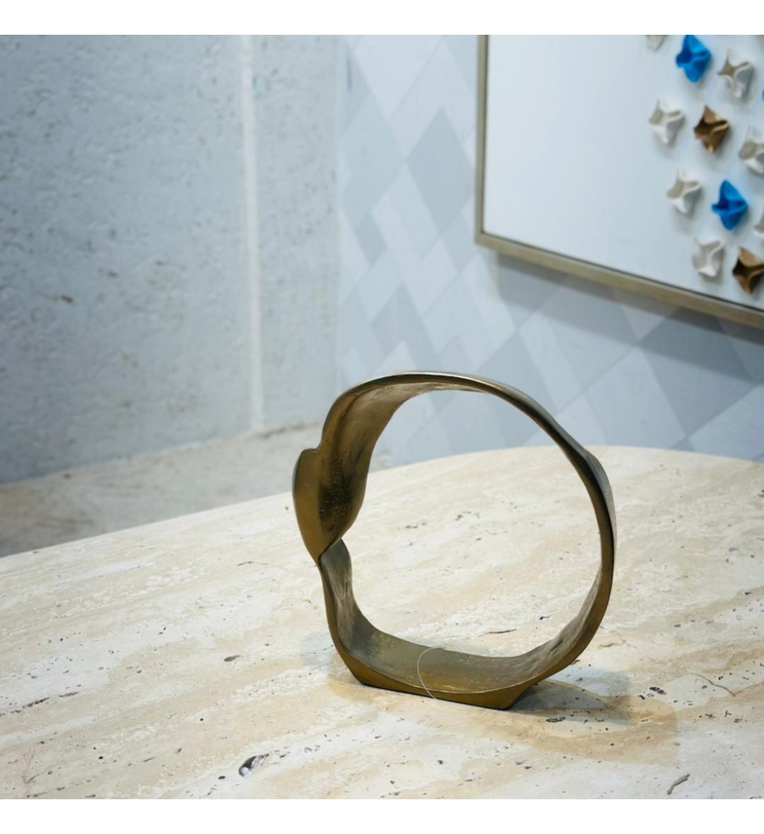 قطعة ديكور معدنية بتصميم دائري غير منتظم ولمسة فنية عصرية، مصنوعة من معدن بلون ذهبي معتّق يميل للبرونزي 23×23×6سم قطعة ديكور معدنية بتصميم دائري غير منتظم ولمسة فنية عصرية، مصنوعة من معدن بلون ذهبي معتّق يميل للبرونزي 23×23×6سم