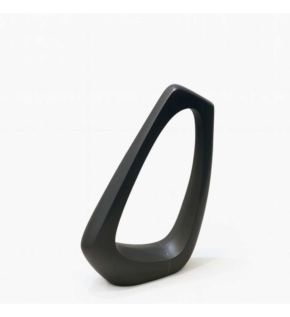 قطعة ديكور عصرية بتصميم نحتي أنيق، مصنوعة من خامة متينة بلون رمادي مطفي38×23×8سم 