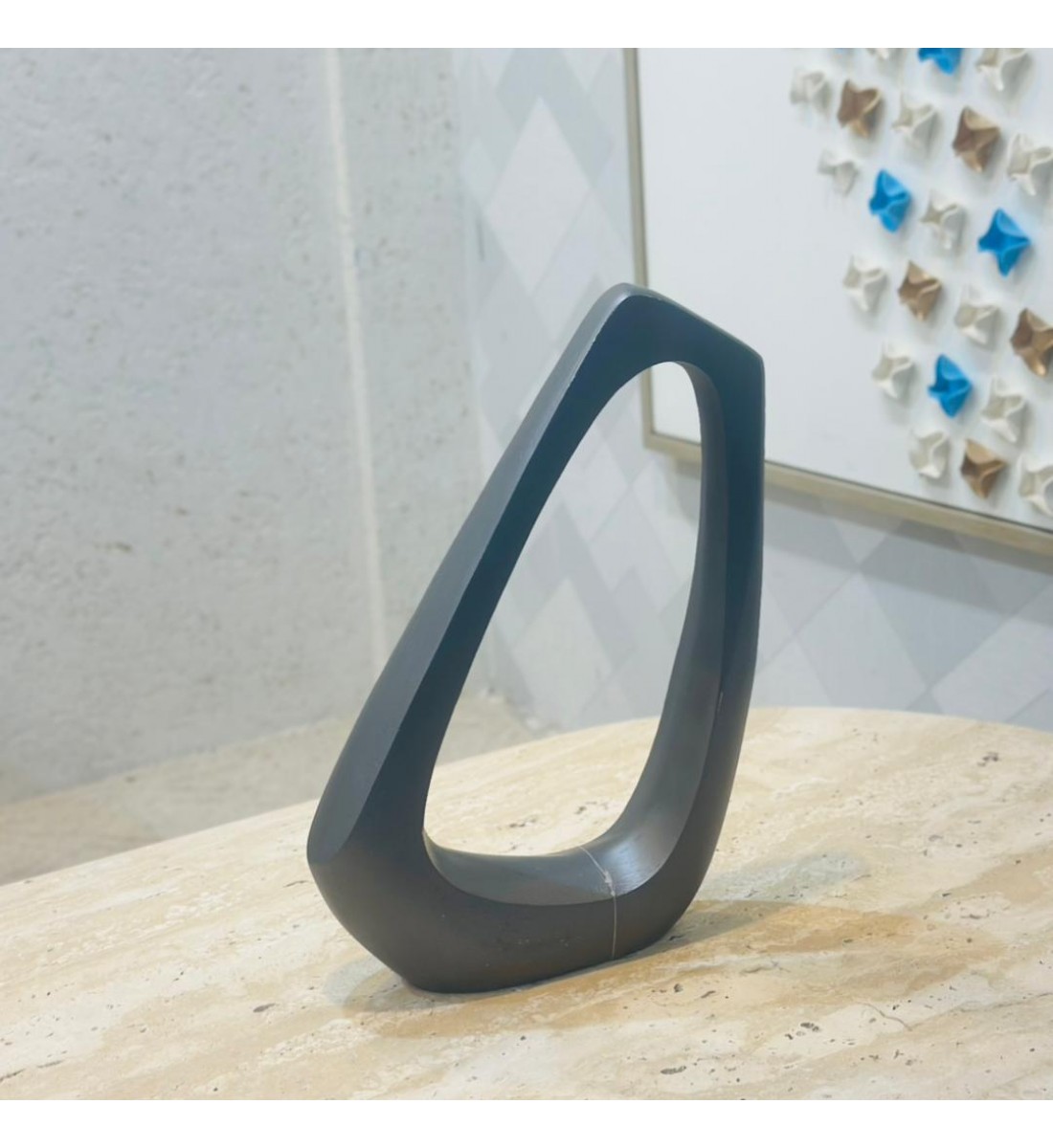 قطعة ديكور عصرية بتصميم نحتي أنيق، مصنوعة من خامة متينة بلون رمادي مطفي38×23×8سم 