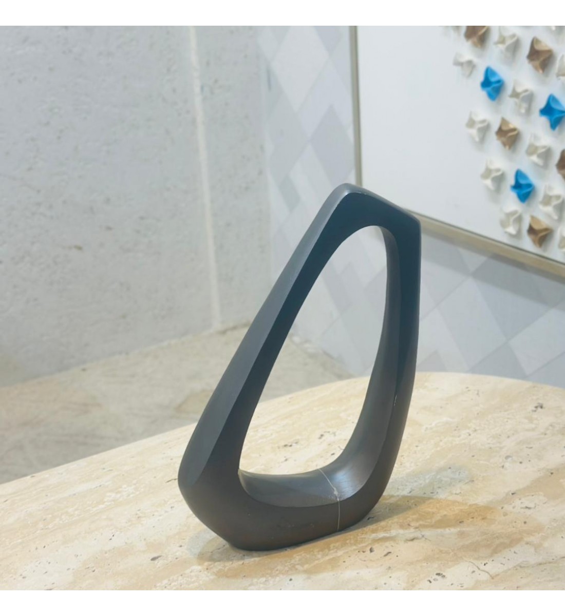 قطعة ديكور عصرية بتصميم نحتي أنيق، مصنوعة من خامة متينة بلون رمادي مطفي38×23×8سم 