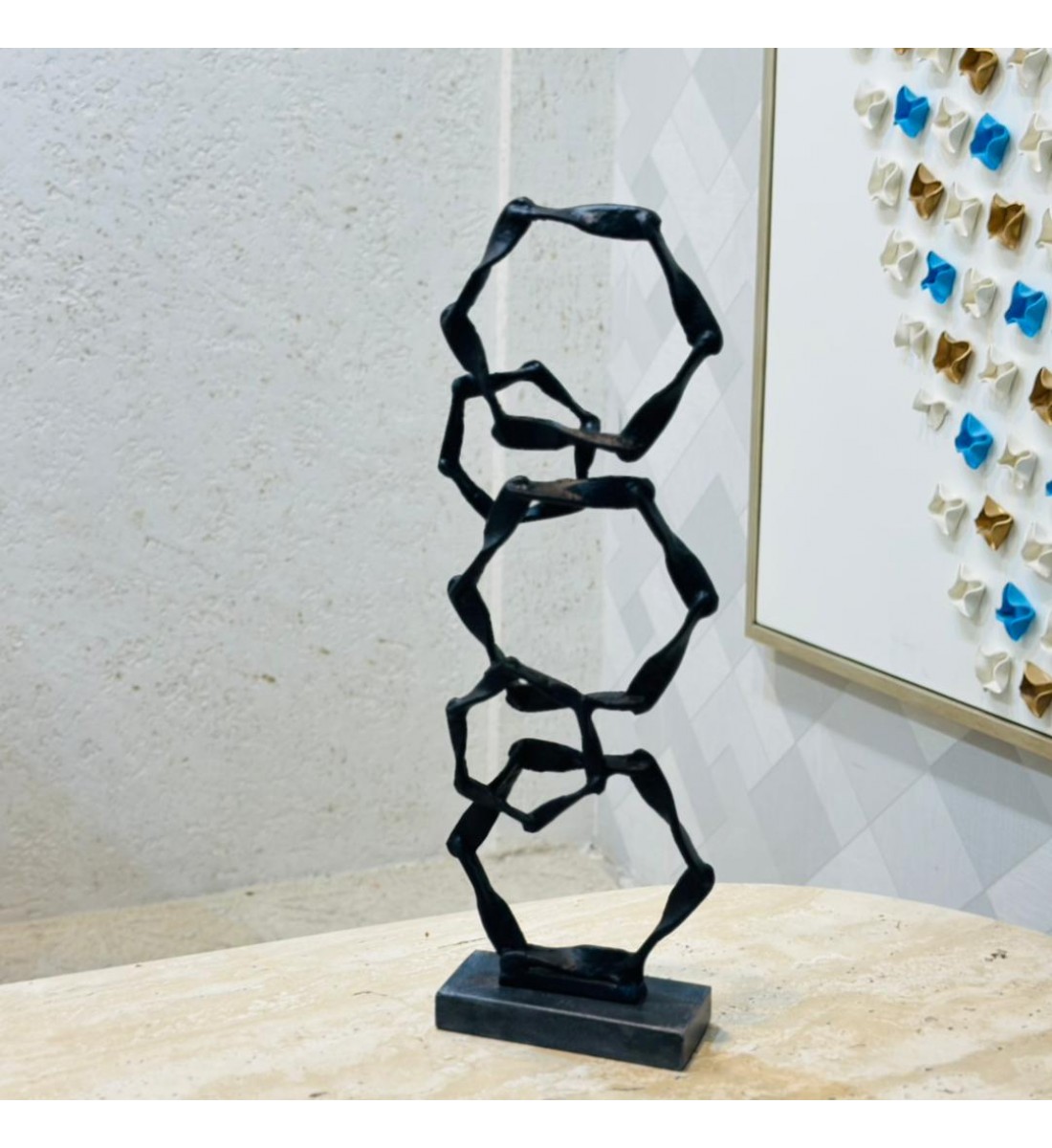 قطعة ديكور فنية بتصميم نحتي عصري، تتكون من حلقات هندسية متداخلة بشكل انسيابي أنيق59×17×8سم 