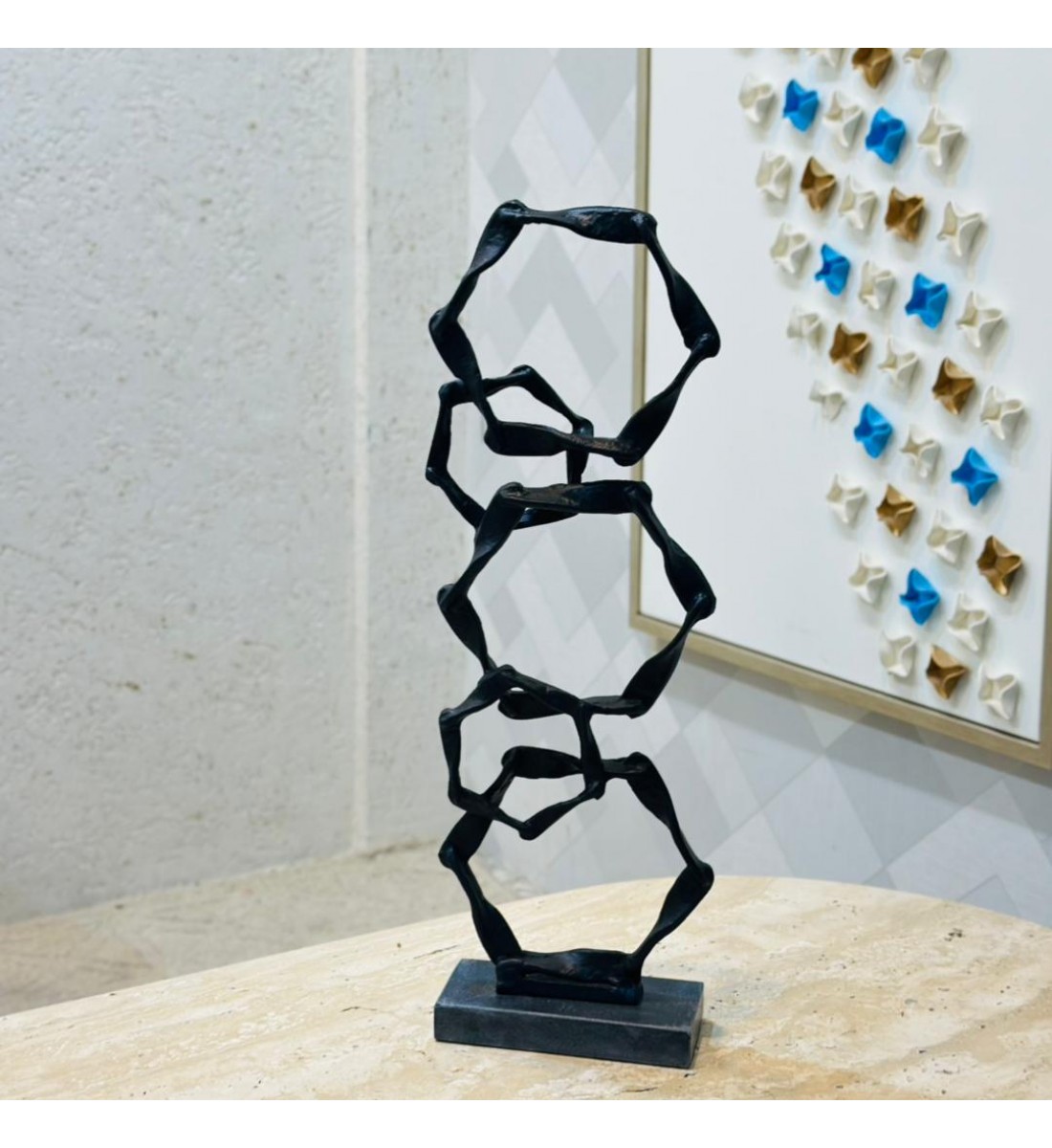 قطعة ديكور فنية بتصميم نحتي عصري، تتكون من حلقات هندسية متداخلة بشكل انسيابي أنيق59×17×8سم 