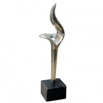 قطعة ديكور فنية أنيقة بتصميم تجريدي عصري، مصنوعة من المعدن بلون فضي بلمسة فنية ناعمة تعكس الذوق الراقي 48×10×10سم 