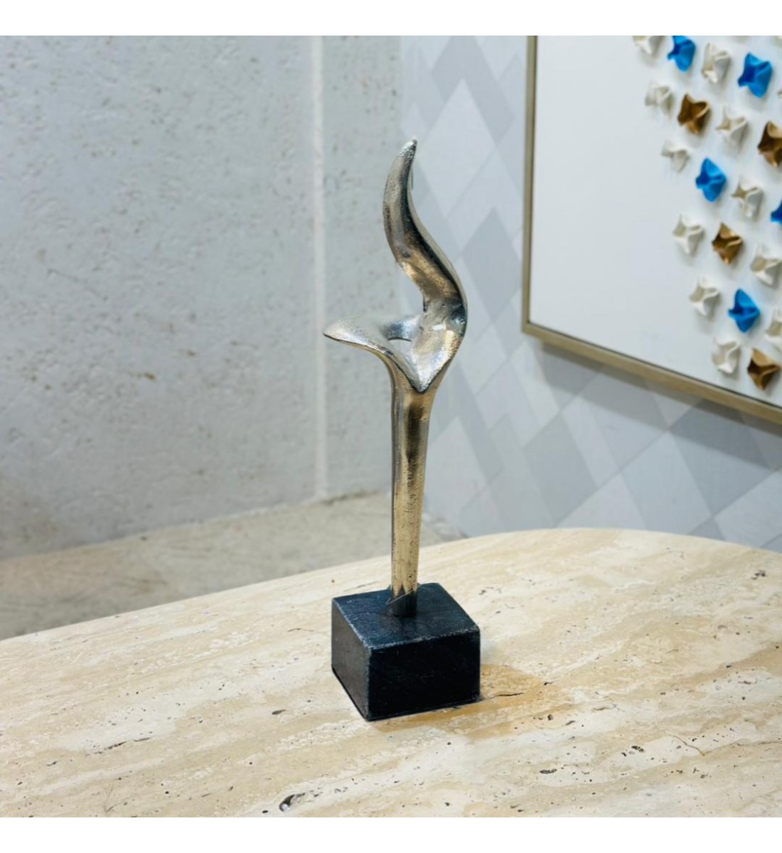 قطعة ديكور فنية أنيقة بتصميم تجريدي عصري، مصنوعة من المعدن بلون فضي بلمسة فنية ناعمة تعكس الذوق الراقي 48×10×10سم قطعة ديكور فنية أنيقة بتصميم تجريدي عصري، مصنوعة من المعدن بلون فضي بلمسة فنية ناعمة تعكس الذوق الراقي 48×10×10سم