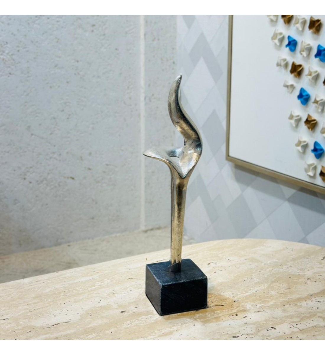 قطعة ديكور فنية أنيقة بتصميم تجريدي عصري، مصنوعة من المعدن بلون فضي بلمسة فنية ناعمة تعكس الذوق الراقي 48×10×10سم قطعة ديكور فنية أنيقة بتصميم تجريدي عصري، مصنوعة من المعدن بلون فضي بلمسة فنية ناعمة تعكس الذوق الراقي 48×10×10سم