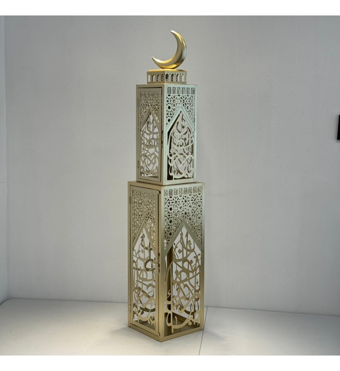  فانوس ديكوري فاخر بتصميم مستوحى من العمارة الإسلامية، مصنوع من معدن100×18×18سم 