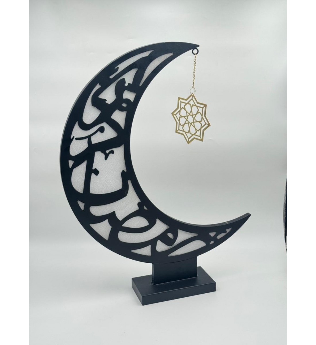 ديكور هلال رمضان بنقشة إسلامية مع نجمة معلّقة لون اسود 63×10×45سم 