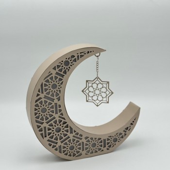 ديكور هلال رمضان بنقشة إسلامية مع نجمة معلّقة لون بيج 27×27×6سم 
