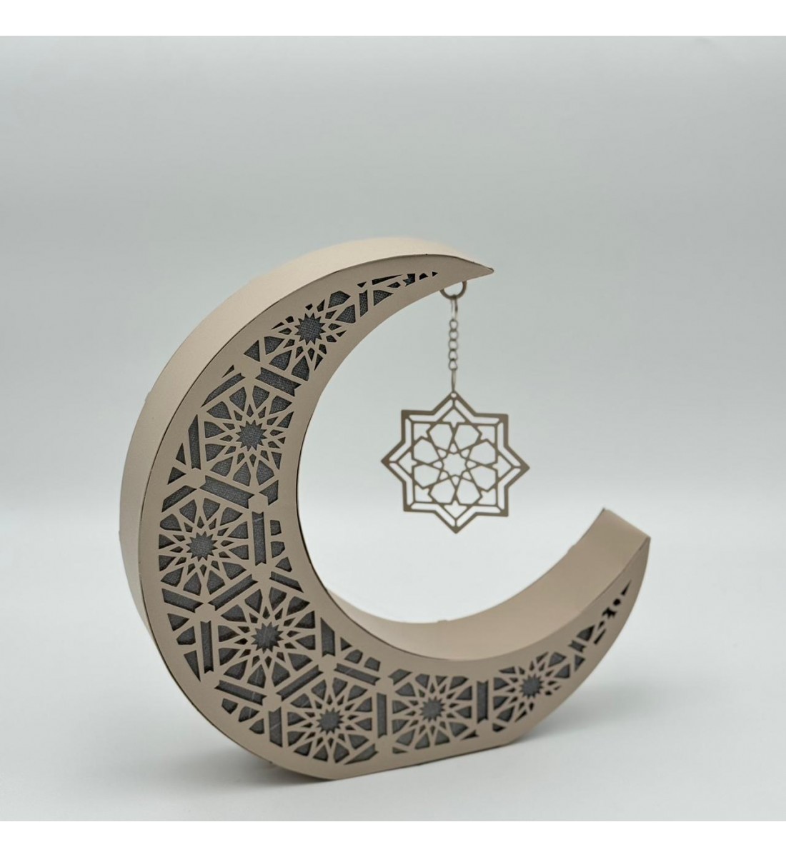 ديكور هلال رمضان بنقشة إسلامية مع نجمة معلّقة لون بيج 27×27×6سم 