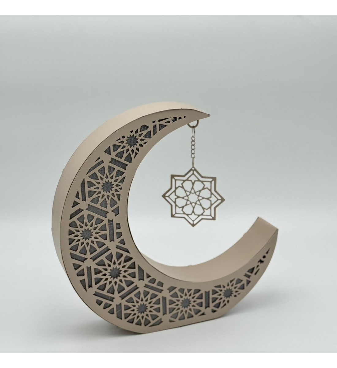 ديكور هلال رمضان بنقشة إسلامية مع نجمة معلّقة لون بيج 27×27×6سم 