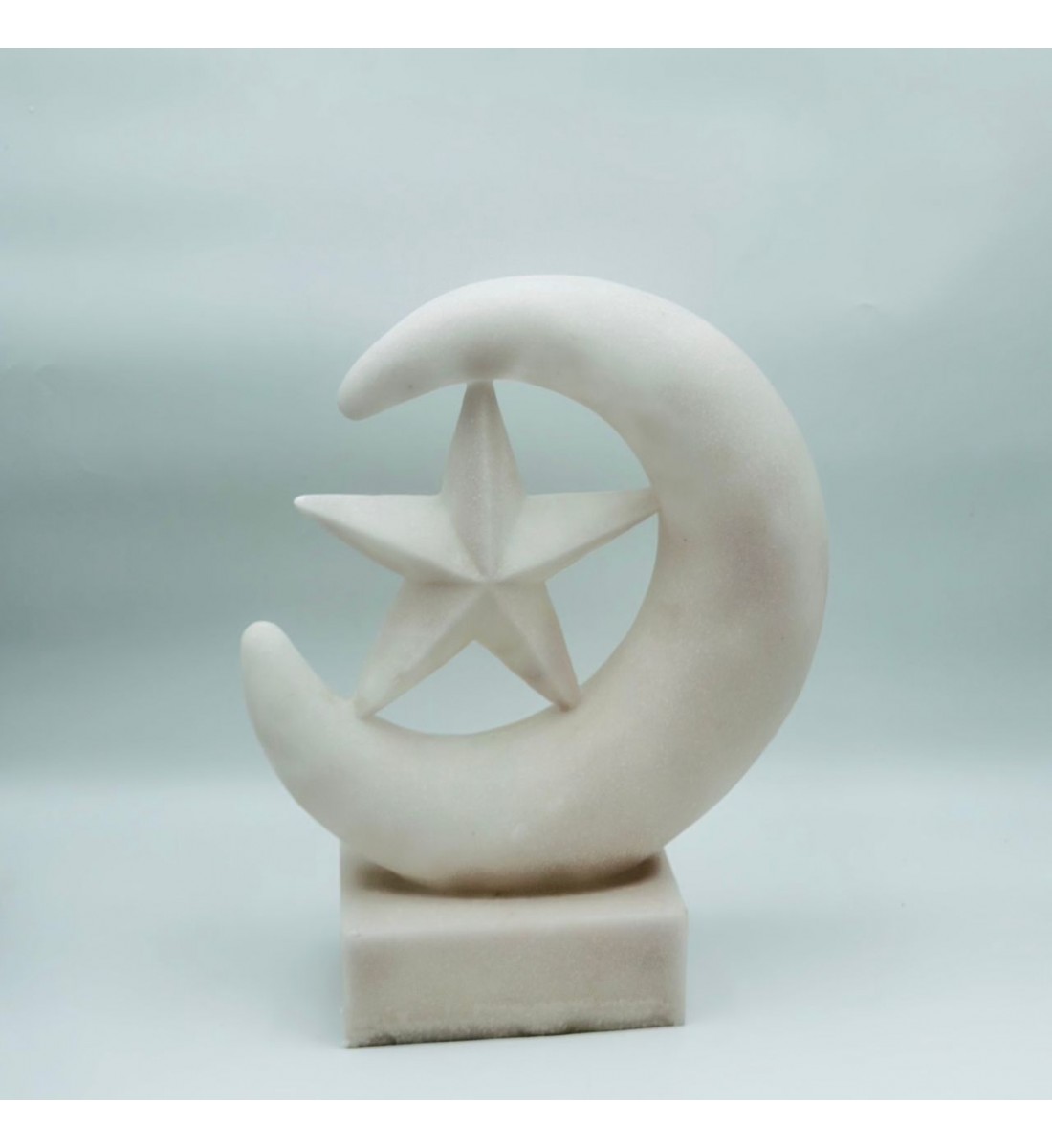 قطعة ديكور أنيقة بتصميم رمزي يجمع بين الهلال والنجمة، مصنوعة بلون أبيض ناعم 40×30×12سم 
