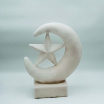 قطعة ديكور أنيقة بتصميم رمزي يجمع بين الهلال والنجمة، مصنوعة بلون أبيض ناعم 40×30×12سم 