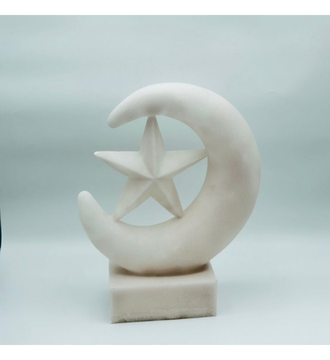 قطعة ديكور أنيقة بتصميم رمزي يجمع بين الهلال والنجمة، مصنوعة بلون أبيض ناعم 40×30×12سم 