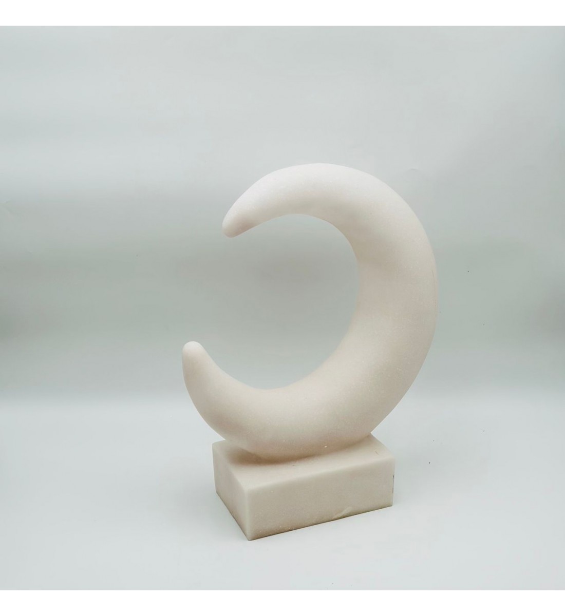 قطعة ديكور أنيقة بتصميم رمزي يجمع بين الهلال والنجمة، مصنوعة بلون أبيض ناعم 40×30×12سم 