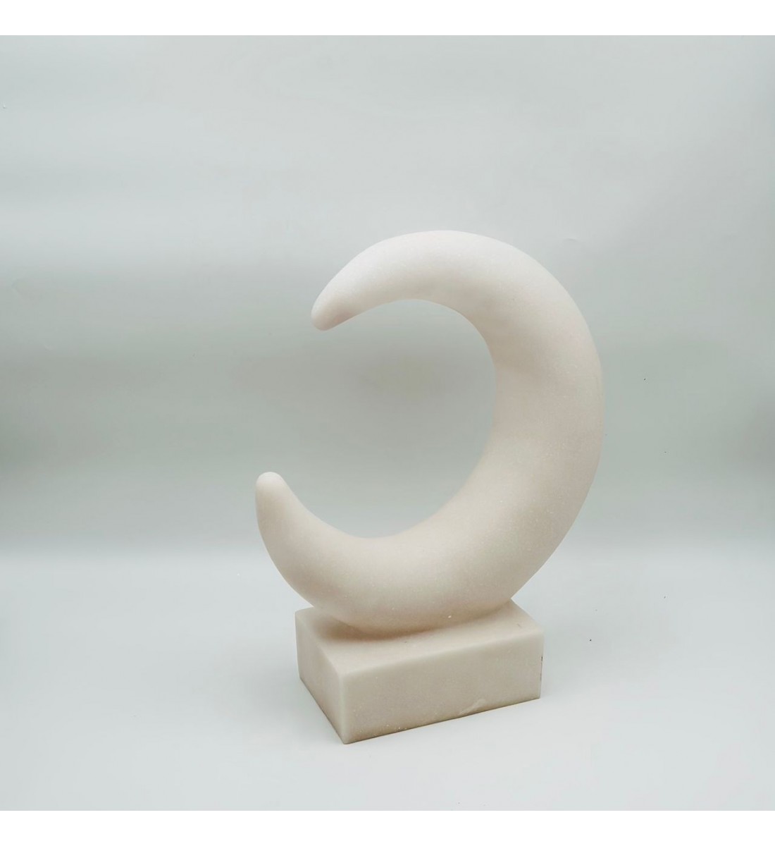 قطعة ديكور أنيقة بتصميم رمزي يجمع بين الهلال والنجمة، مصنوعة بلون أبيض ناعم 40×30×12سم 